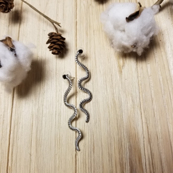 🐍🐍Sexy snake earrings in SILVER with black eyes - Picture 7 of 7